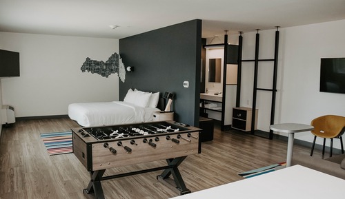 Room, 1 King Bed, Non Smoking (Mobility Accessible, Roll-in Shower)