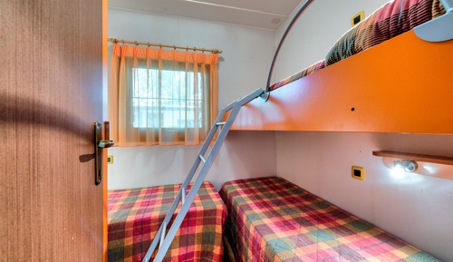 Family Mobile Home (3 Adults + 2 Children)