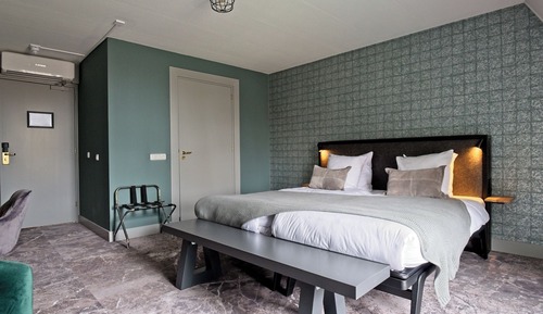 Castle comfort room