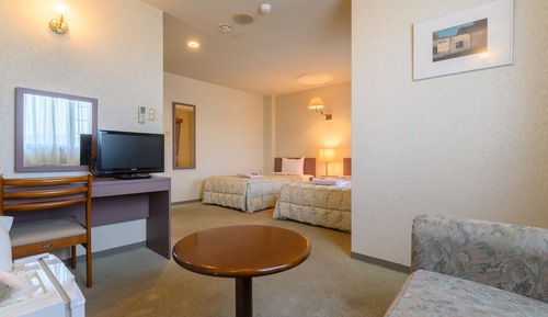 Twin Room, Smoking