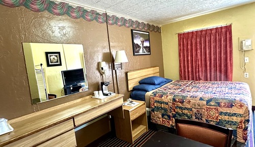 Single Room, 1 Queen Bed, Smoking