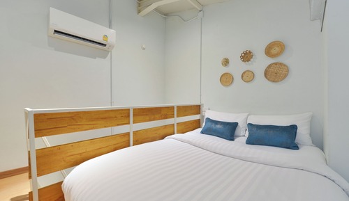 Loft Studio (Shared Bathroom)
