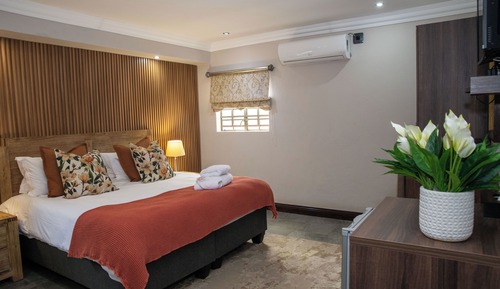 Deluxe King Room - Dining Area
