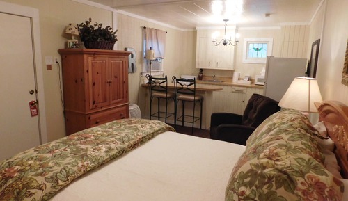 Single Queen Suite