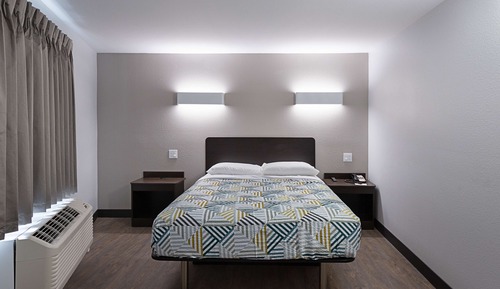 Standard Room, 1 Queen Bed, Non Smoking, Refrigerator & Microwave