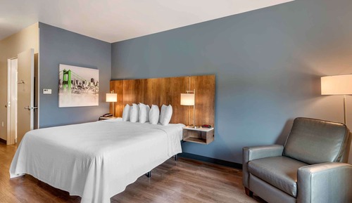 Standard Studio, 1 King Bed, Non Smoking, Refrigerator & Microwave