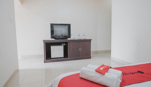 Double Room (RedDoorz)