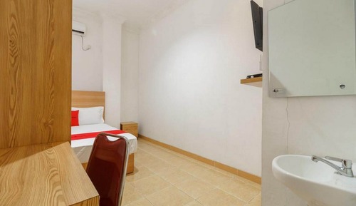 Double Room (RedDoorz)