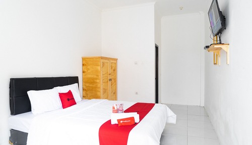 Double Room (RedDoorz)