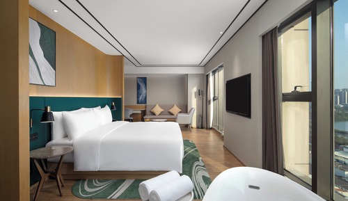 Deluxe Room, 1 King Bed, Lake View