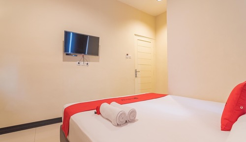 Double Room (RedDoorz)
