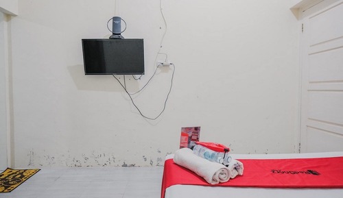 Double Room (RedDoorz)