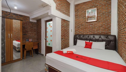 Double Room (RedDoorz)
