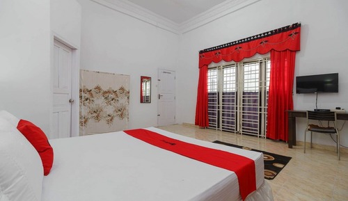 Double Room (RedDoorz)