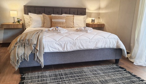 Deluxe Studio Suite, 1 King Bed, Kitchenette, Garden Area