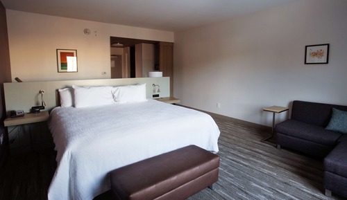 Deluxe Room, 1 King Bed, Accessible, Bathtub (Mobility & Hearing)
