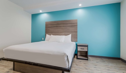 Suite, 1 King Bed, Accessible, Kitchenette