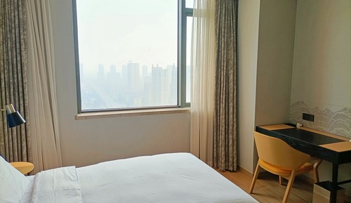 Basic Room, 1 King Bed