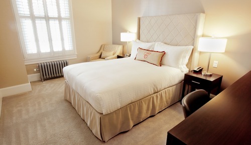 Deluxe Room, 1 King Bed, Private Bathroom, Corner