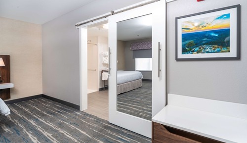 Suite, 1 King Bed, Accessible, Non Smoking (Hearing)