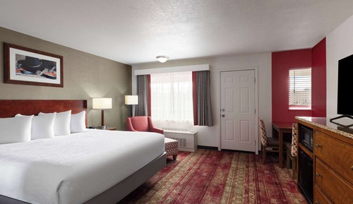 Business Suite, 1 King Bed, Non Smoking, Jetted Tub