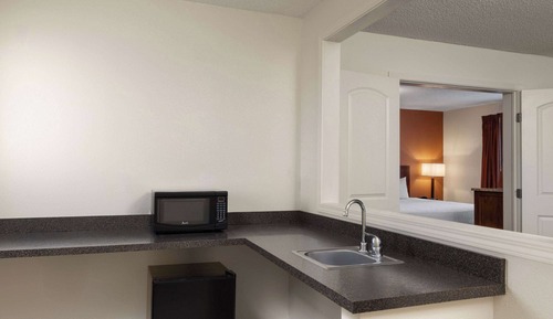 Suite, 2 Bedrooms, Non Smoking, Courtyard View (1 King Bed, Sofa Bed)
