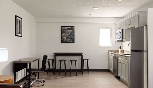 Suite, 1 King Bed, Non Smoking, Courtyard View (Kitchenette)