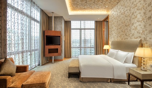 Junior Suite, 1 King Bed, Business Lounge Access (Lounge Access)