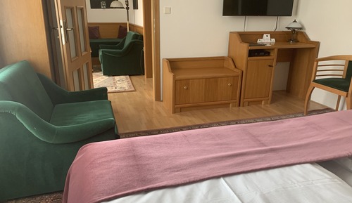Exclusive Suite (Suite 005)