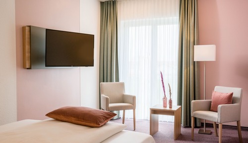 Standard Room, 1 Queen Bed (Larger Room)