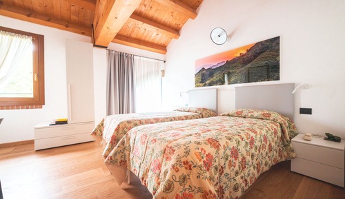Classic Twin Room, Private Bathroom