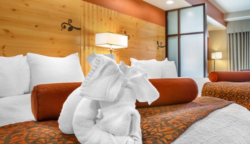 Suite, 2 Queen Beds, Balcony, Mountain View (with Sofabed)