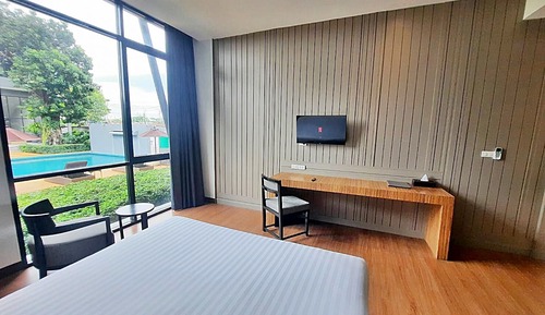 Deluxe Room (Pool View)