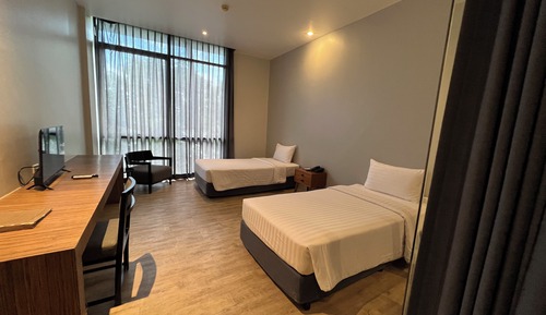Deluxe room with Breakfast ( No shuttle transfer )