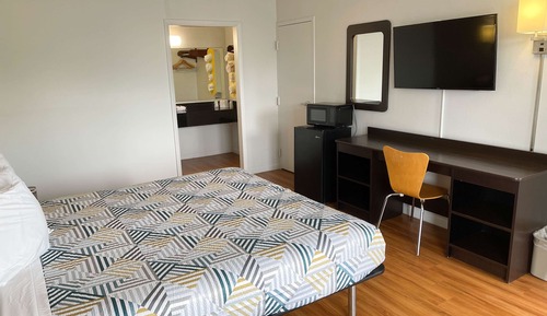 Deluxe Suite, 1 King Bed, Non Smoking, Refrigerator & Microwave