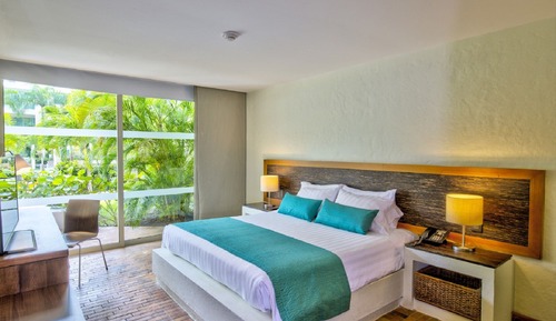 Suite, 1 King Bed, Garden View