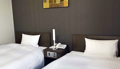 Twin Room, Smoking