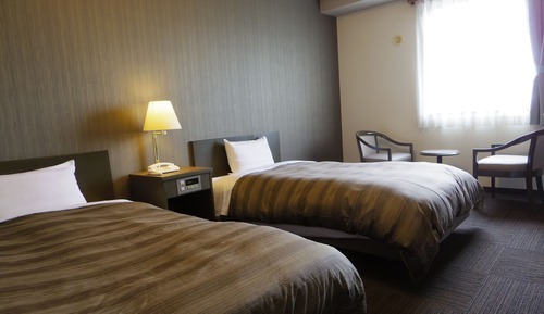 Twin Room, Smoking