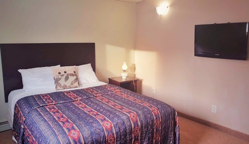 Studio, 1 Queen Bed, Shared Bathroom