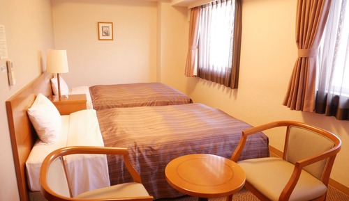 Twin Room, Smoking