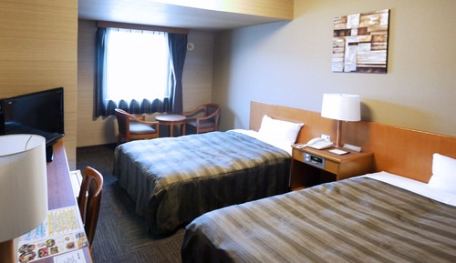 Twin Room, Smoking