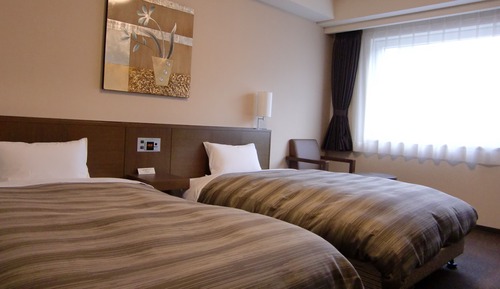 Twin Room, Smoking