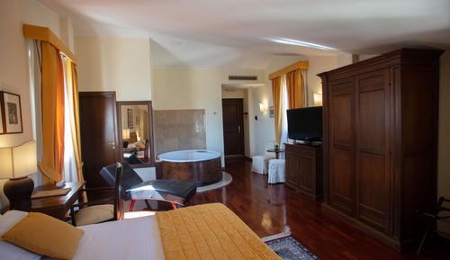 Junior Suite, Valley View (Arianna)