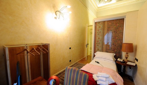 Deluxe Suite, Jetted Tub