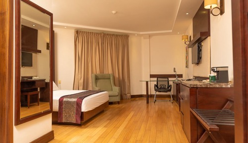 Executive Room, 1 King Bed, Garden View, Corner