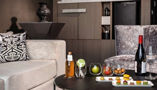 Signature Studio, 1 King Bed, Club Lounge Access (So)