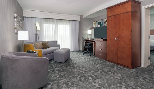 Suite, 1 Bedroom (Mobility/Hearing Access, Roll-in Shwr)