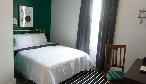 Signature Room, 1 Queen Bed (Antique)
