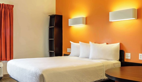 Deluxe Room, 1 Queen Bed, Non Smoking, Kitchenette