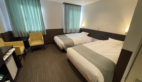 Twin Room, Smoking